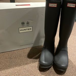 Hunter knee high rain boots - size 8